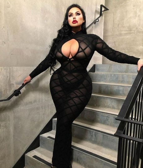 sxmonne nude model pic