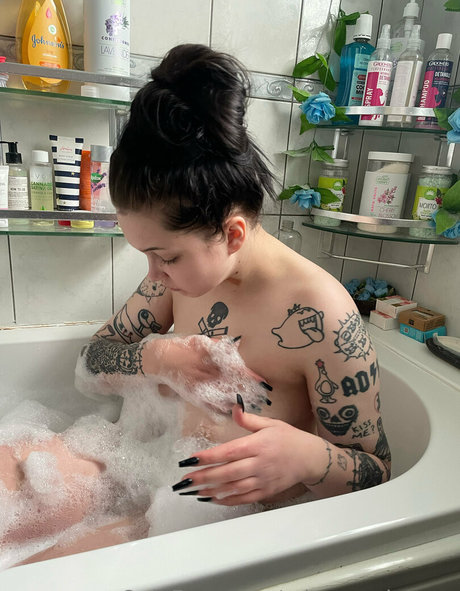 Missspookyrose high quality model image