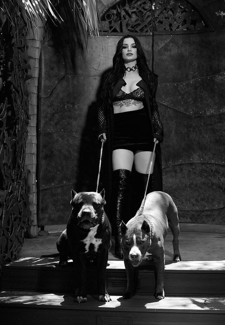 Saraya Bevis model beautiful img