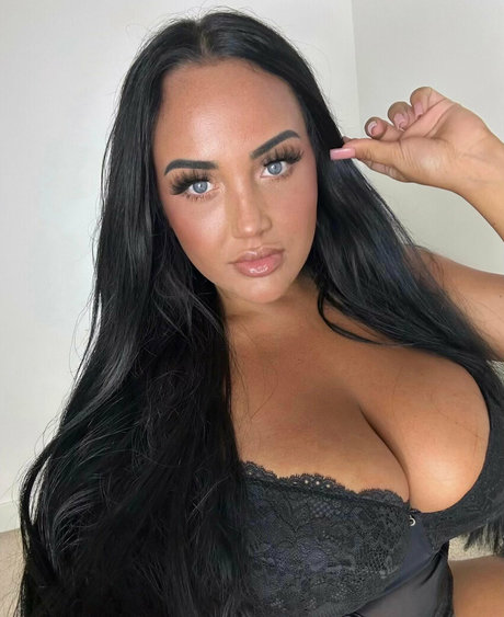 brunettebabiii model sexy photo