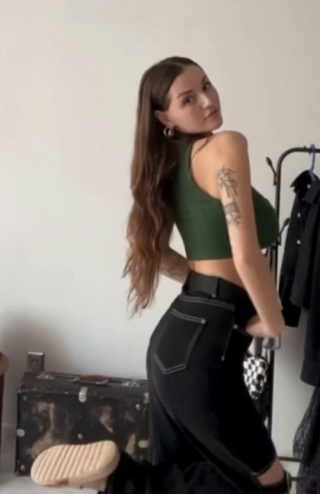 curvy lesbian onlyfans erotic pic