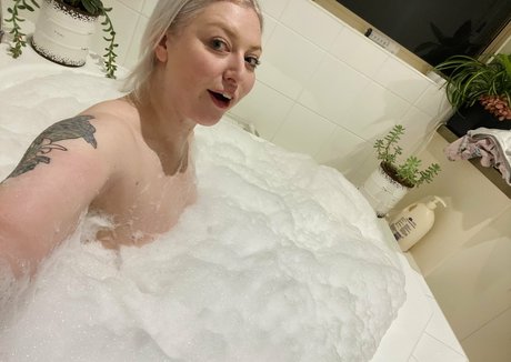 thylasaur model erotic photo