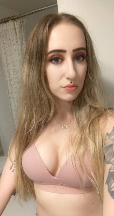 blamevalerie nude model pics