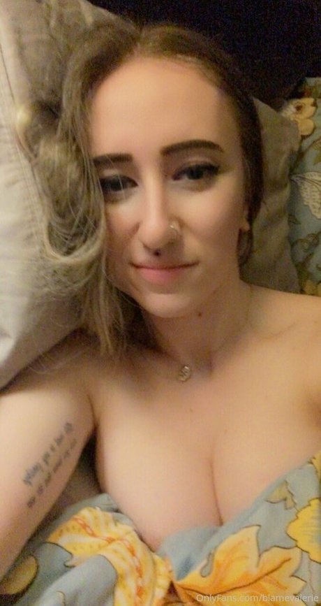 blamevalerie model top photo