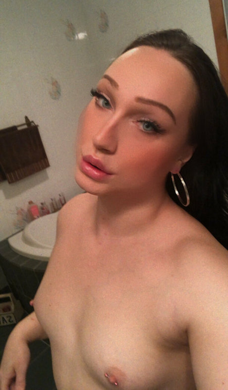 misstinyangel nude actress picture