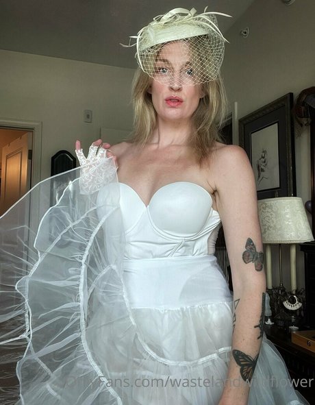 wastelandwildflower model nude img