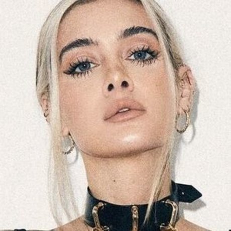 semcbutnaked adult star image