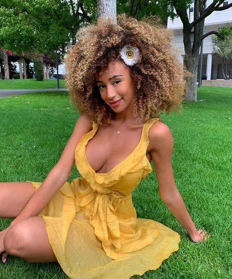 Caro Viee nude star archive