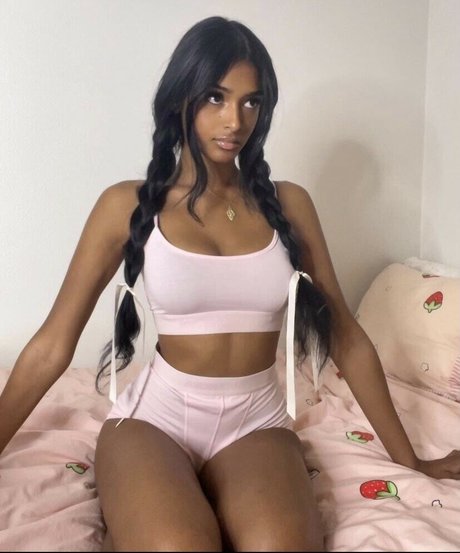 Kaaviya Sambasivam art star pic