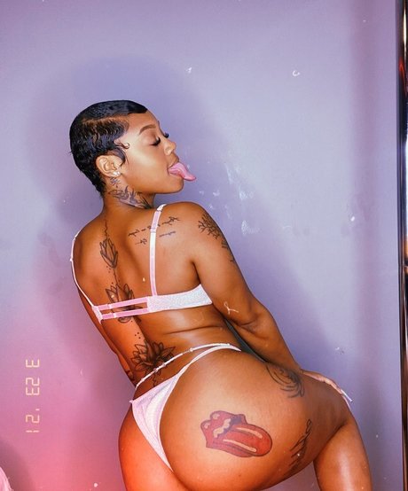 Tay1our sex model pic