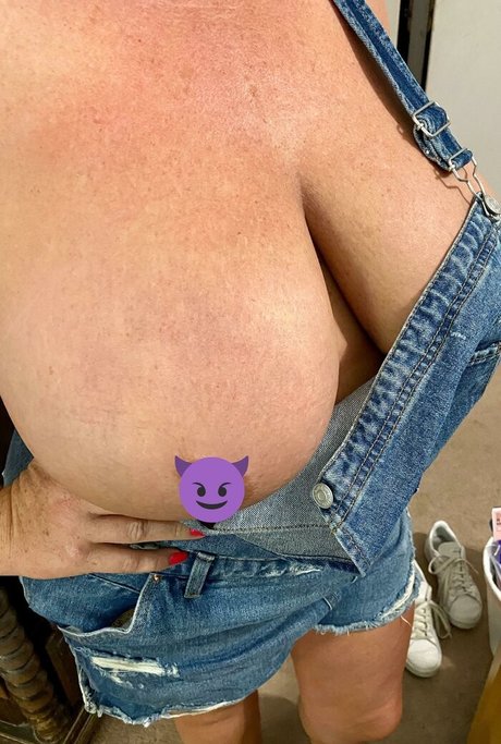 Busty38HH pornstar free gallery