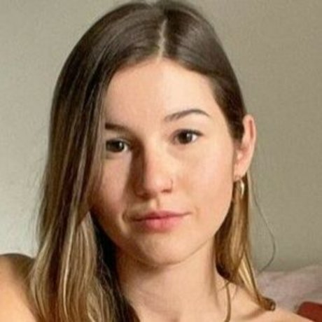 Julia Ayers exclusive star photo