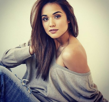 Summer Bishil pretty actress picture