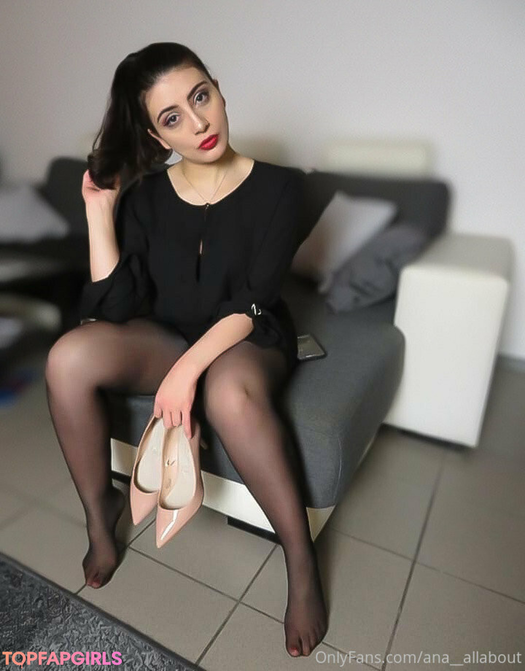 Ana Allabout top profile image