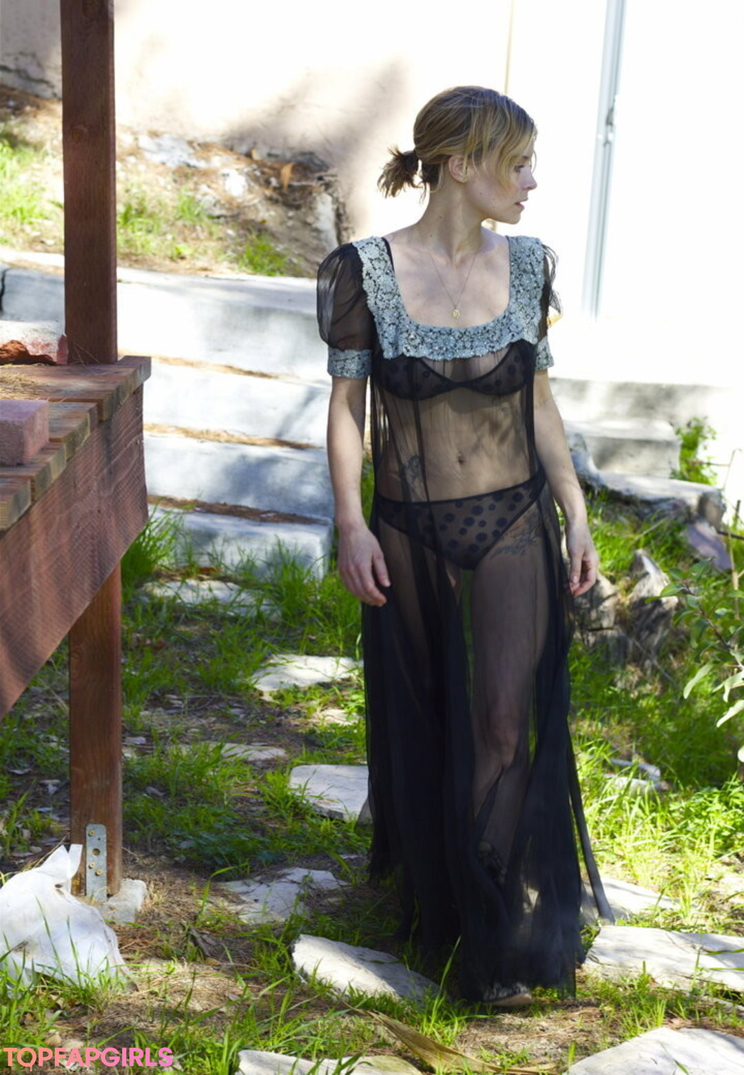 Sarah Jones star erotic images