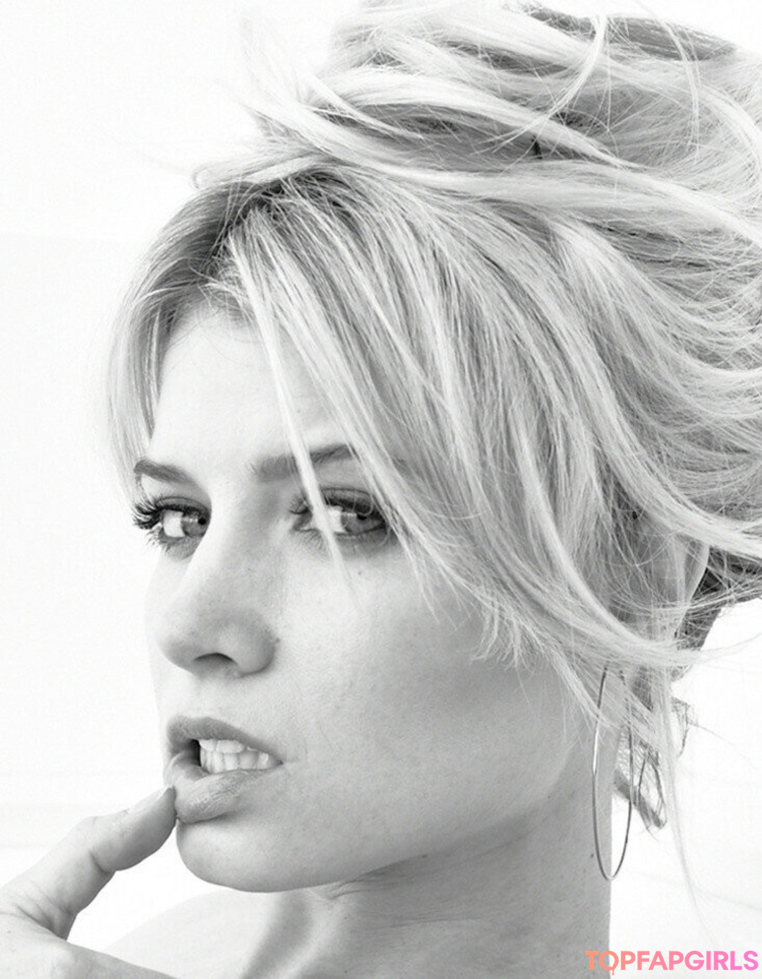 Sarah Jones sexy model pictures