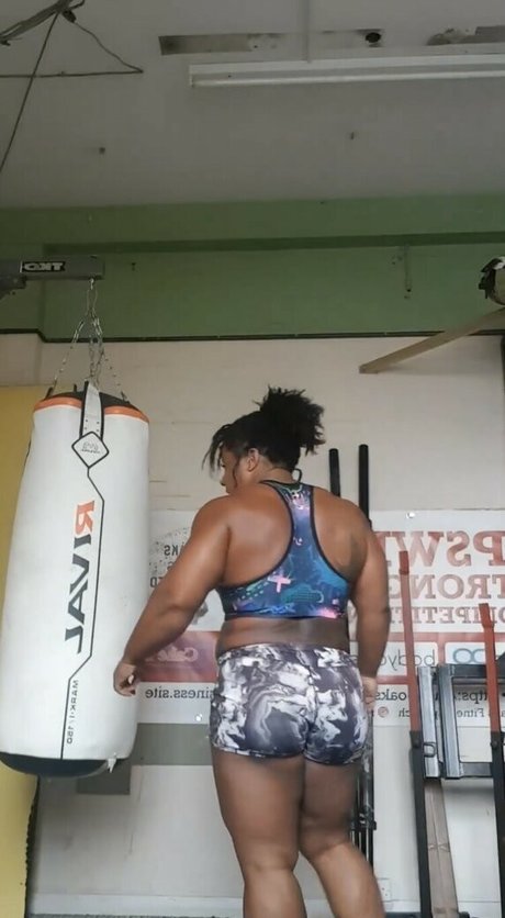 StrongWomen_ star naked picture