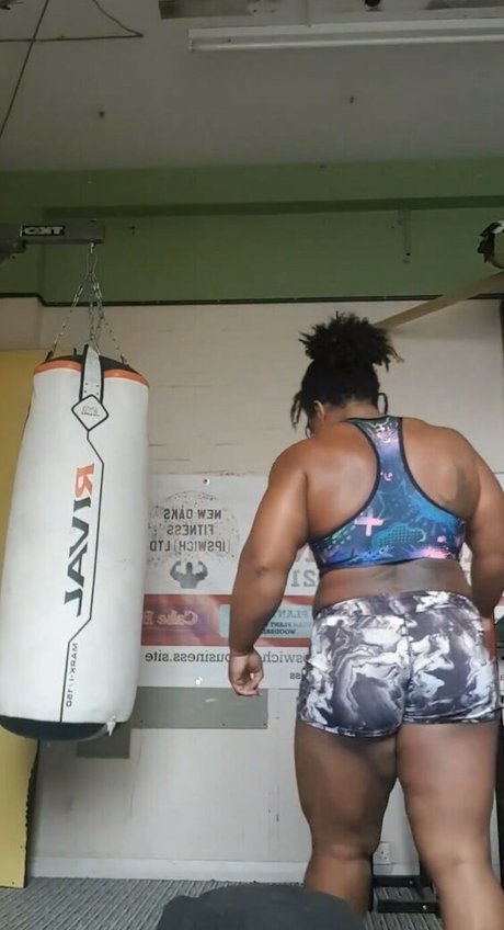 StrongWomen_ nice actress pic