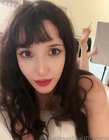 Takai Desu hot model pics