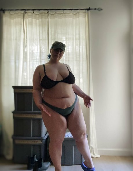 Grizbbly model exclusive images