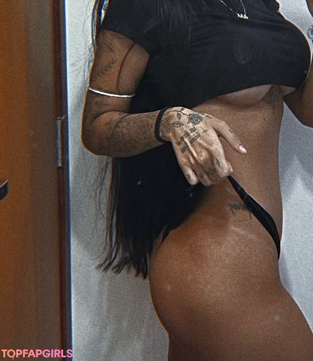 Mah Tavares star sexy photos