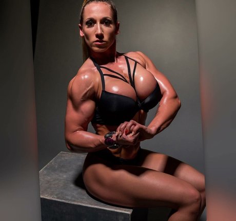 Reni Gendur adult model pic