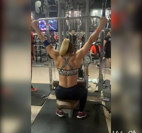 Reni Gendur naked actress pictures