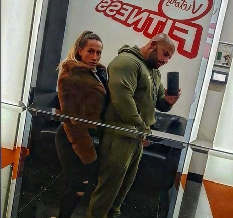 Reni Gendur model top image