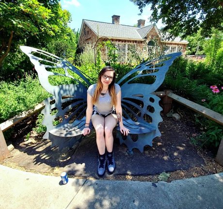 Gabby Swears art star pic