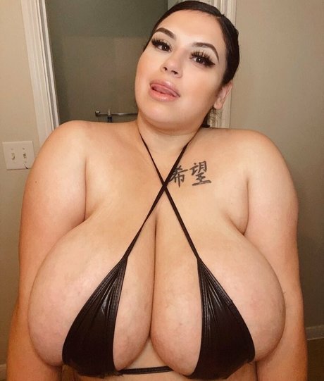 Cremita nude model image