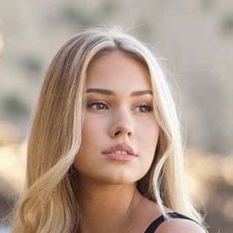 lifewithaliina nudes model image