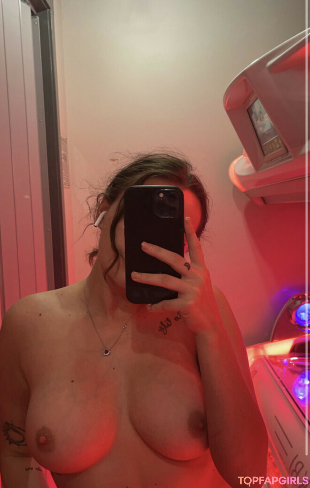 Raerobertsonn model nude image