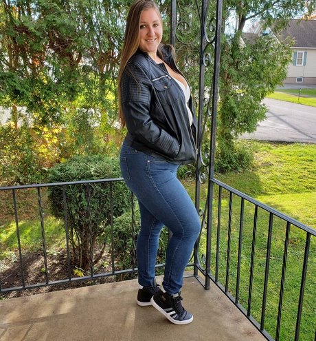 skinny brunette onlyfans porn picture