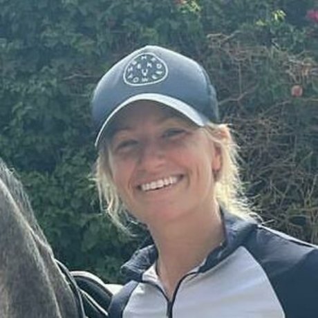 Beth Behrs best star photo