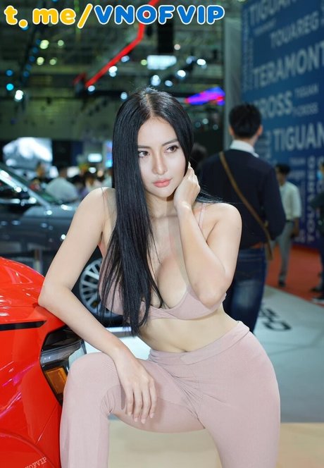 Pong Kyubi model hot picture