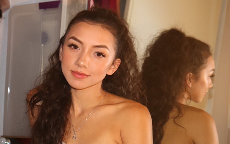 Mary Kaylaficial sexy actress pics