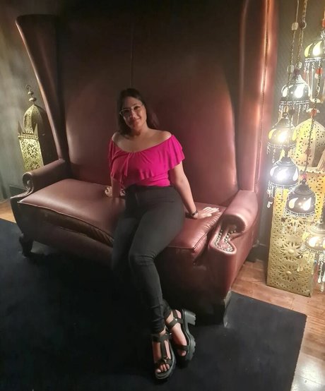 Ann Cygnus model sexy pic