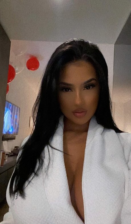 Lucero Crystal model hot pic