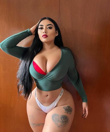 Michbaezoficial model hot photos