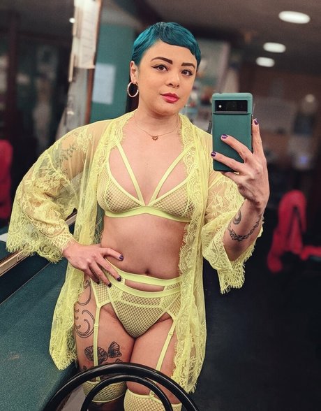 Evelyn Vinyl pretty model gallery