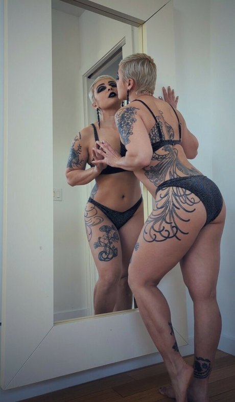 Evelyn Vinyl nudes actress image