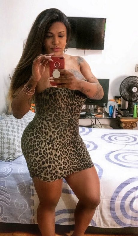 Karol Salles nice actress pics