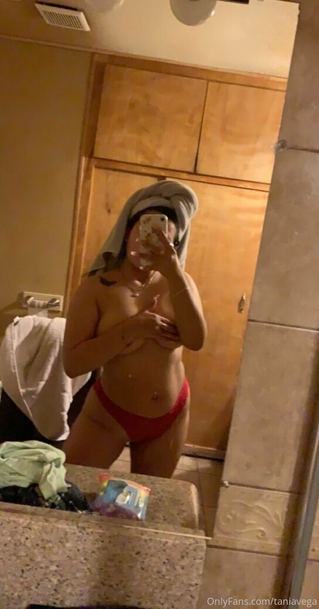 _TaniaVega model top pic