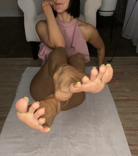 Laprettyfeet4 naked model image