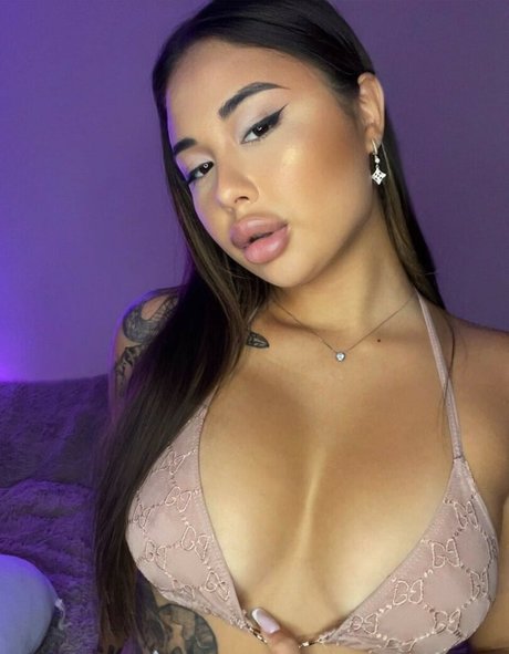 Bonnie Humps model erotic image