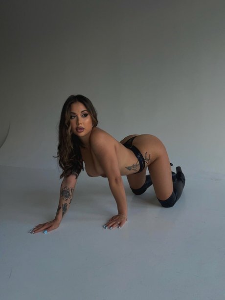 Bonnie Humps hot model img