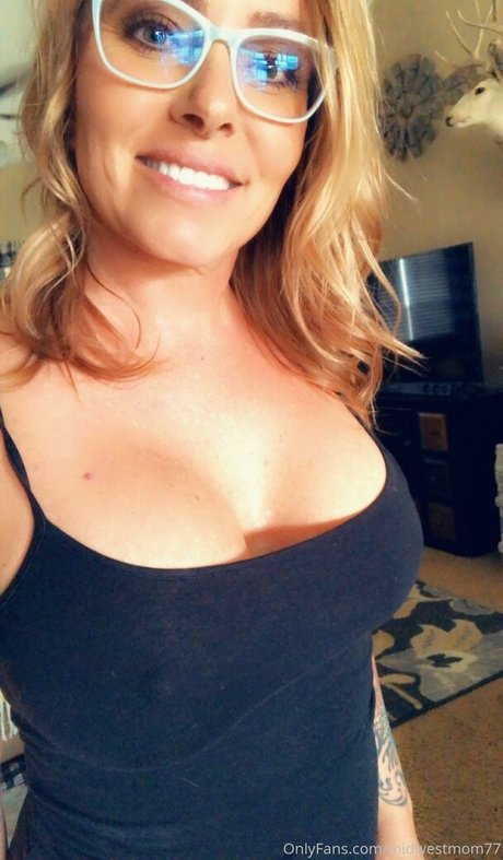 Midwest Mom porn model images
