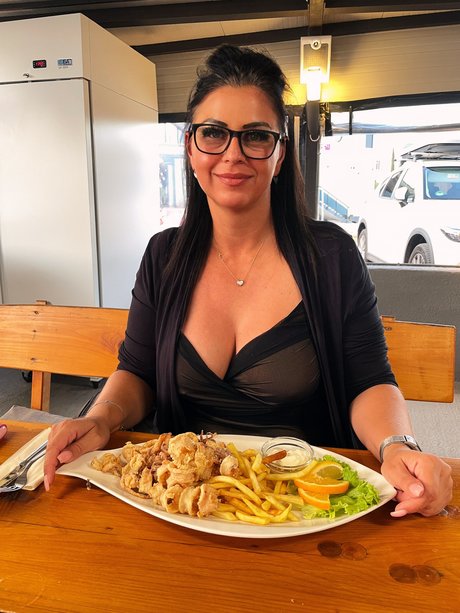 Desyra Noir model hd photo