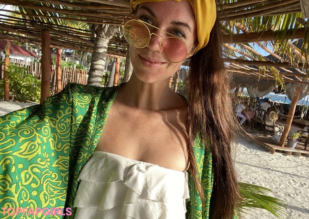 Explore with SARA erotic actress image