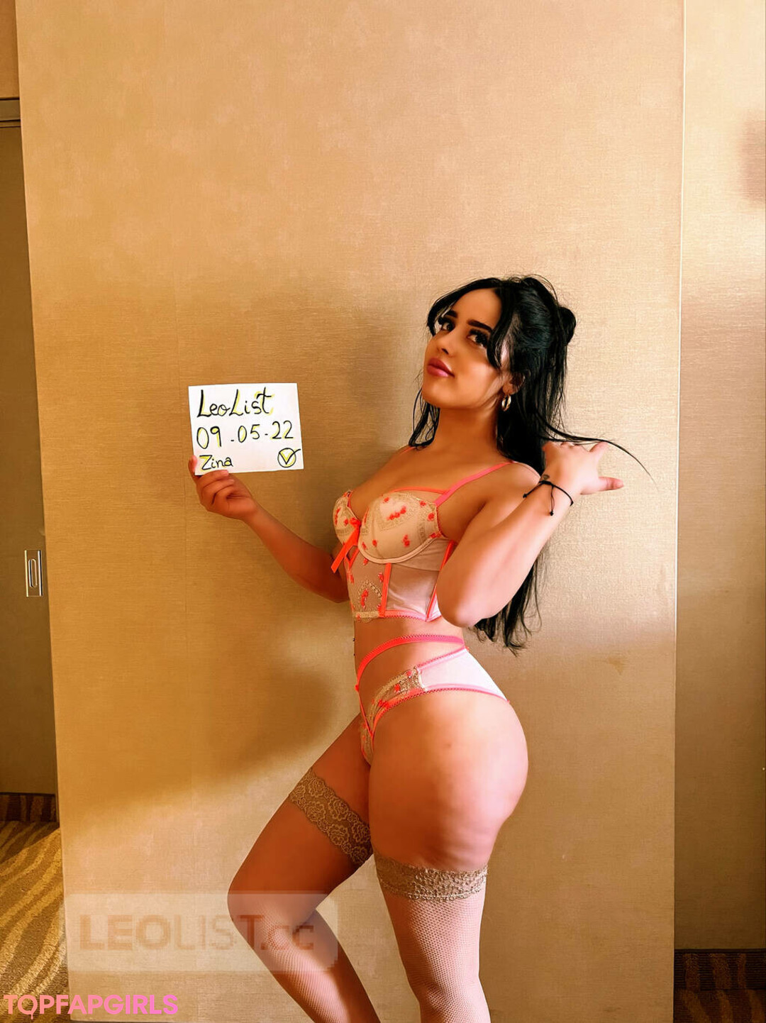 Sarahlara nude model pics